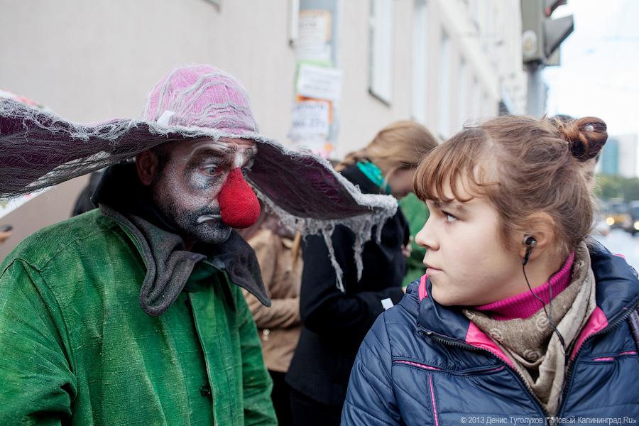 Клоуны на дорогах: участники шоу «сНежная симфония» устроили флэшмоб в Калининграде