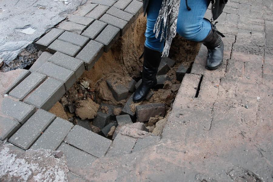 Дорога и пустота: на Ленпроспекте асфальт не выдержал нагрузки (фото)