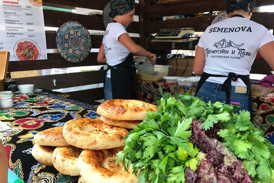 На острове Канта проходит городской пикник. Рассказываем, что успели попробовать