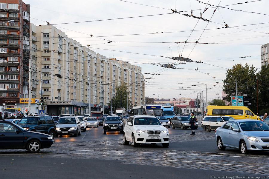 Стоять и петь помогают: как водители привыкают к пробкам на пл. Василевского 