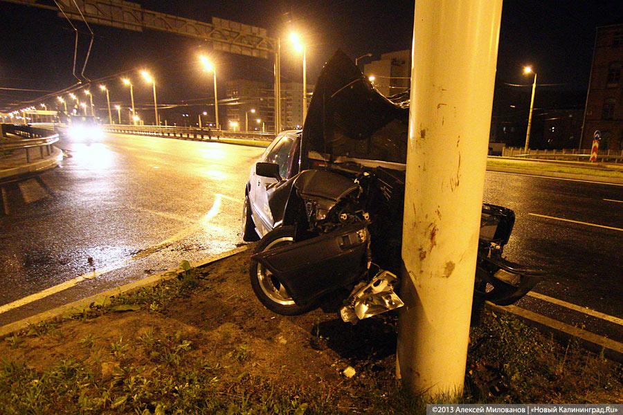 На второй эстакаде «Ауди» врезалась в столб и загорелась (фото)