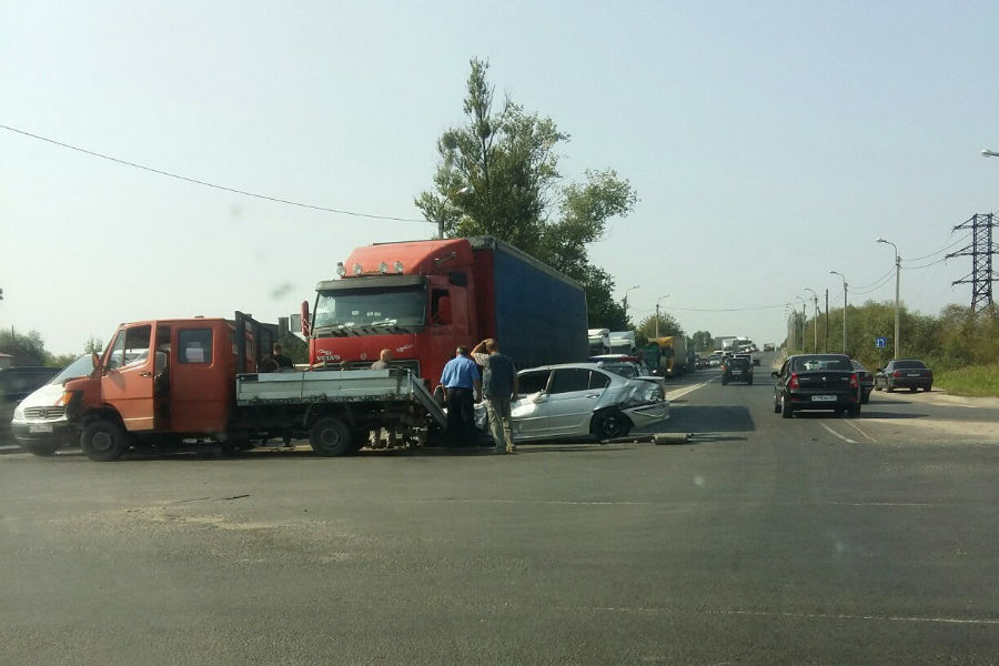 У отключенного светофора на Дзержинского столкнулись три авто (фото)