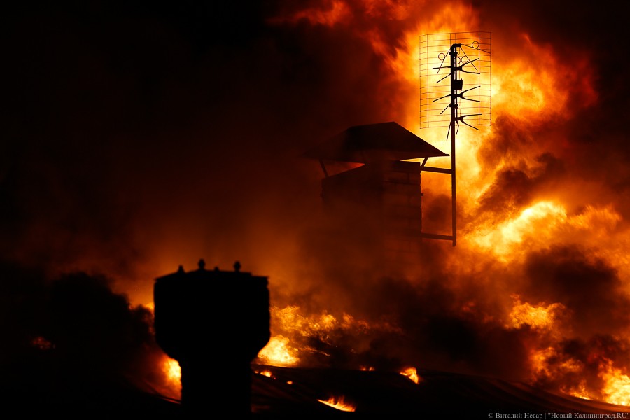 Черный четверг: пожар уничтожил склады на проспекте Калинина (фото) 