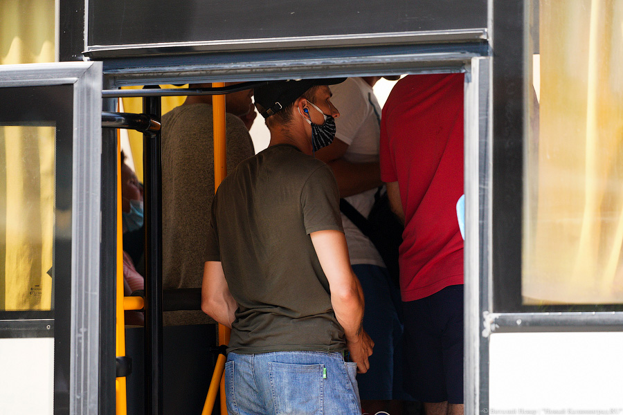 Не для слабаков: желающие уехать к морю штурмуют электрички и автобусы