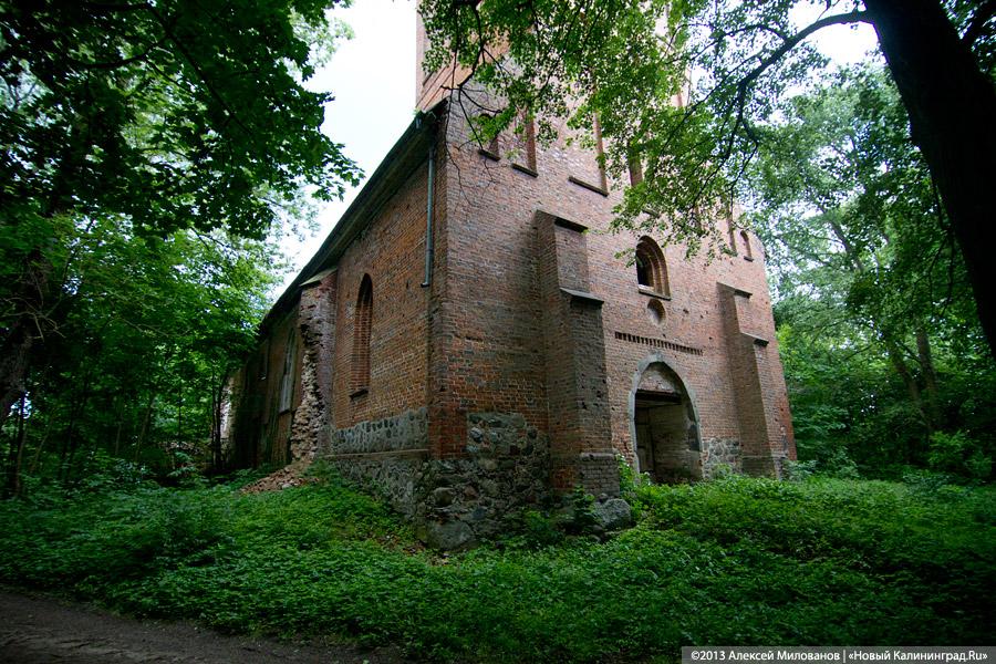 Без окон и дверей: законсервированная Кирха в Домново начала разрушаться