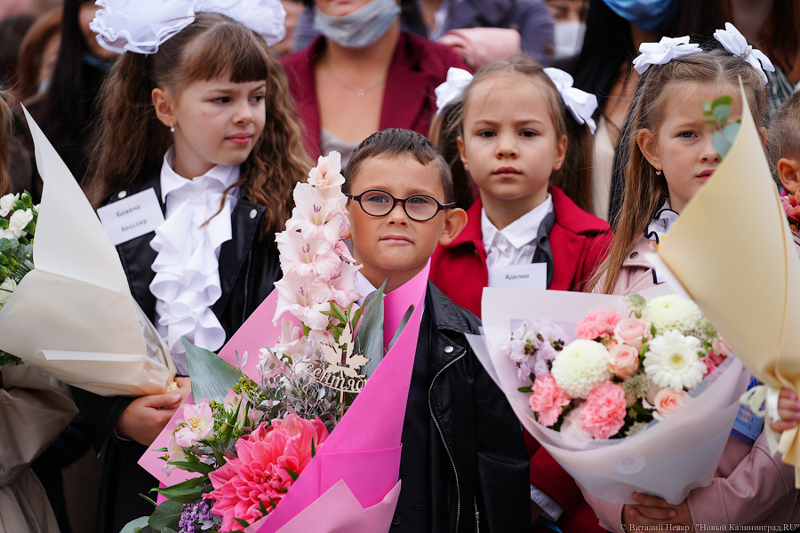 Серьёзное дело: как прошла первая линейка в самой новой школе Калининграда