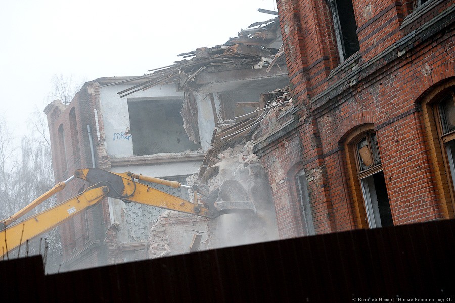 Экскаватором по Гёте: как сносят довоенное здание на Томской (фото, видео)
