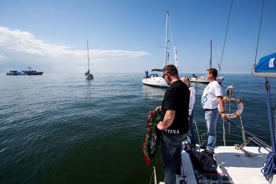 Венки на воде: калининградские яхтсмены отдали дань памяти морякам-балтийцам