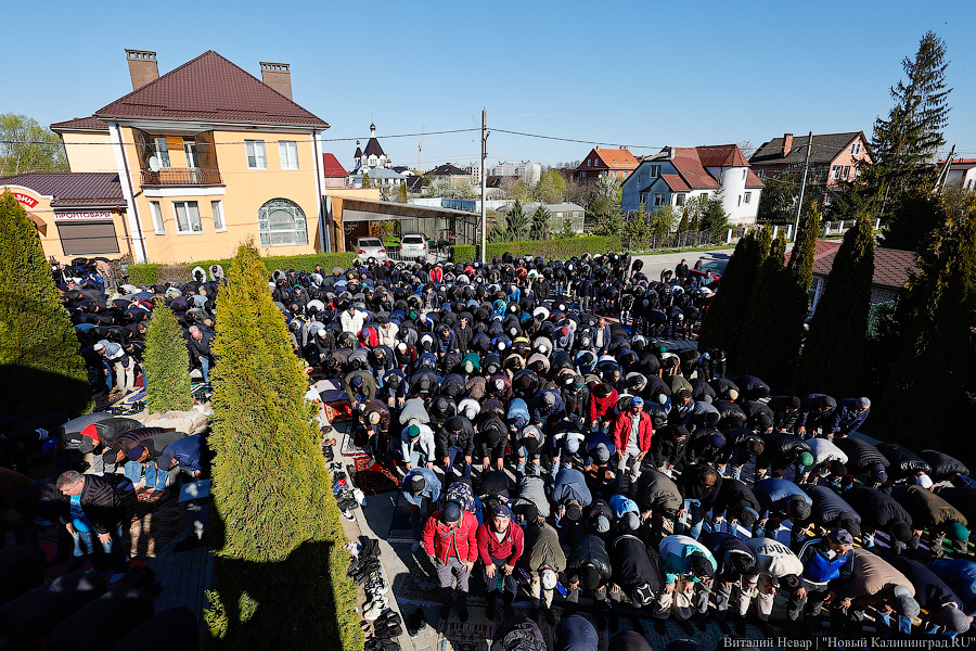 Сотни мусульман совершили под Калининградом молитву в честь Ураза-Байрам (фото)