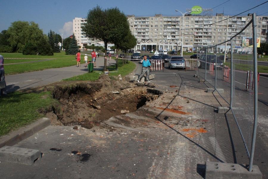 «Врата в преисподнюю»: фоторепортаж с места провала асфальта на Шевченко