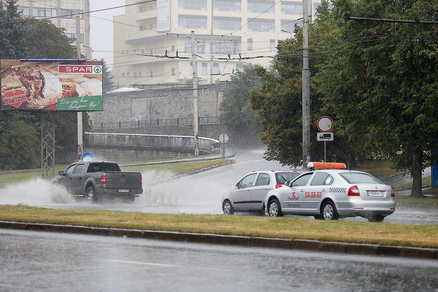 В Калининграде из-за дождя образовались пробки, на улицах случился потоп (фото)
