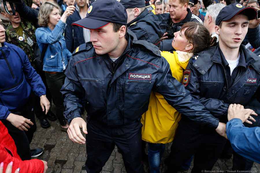 Утки-мандаринки: в Калининграде прошло шествие против коррупции