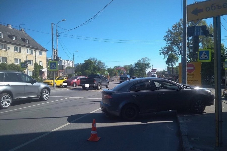 В Калининграде KIA врезалась в «Митцубиси», пострадал человек (фото)