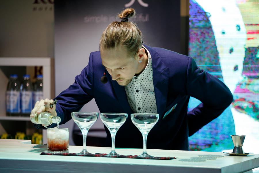 Море, поэзия, коктейли: в Калининграде выбрали обладателя «Янтарного шейкера»