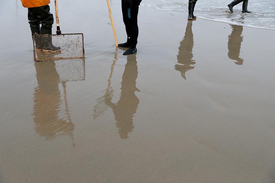 В набежавшую волну: как ловят янтарь на Балтике (фото)