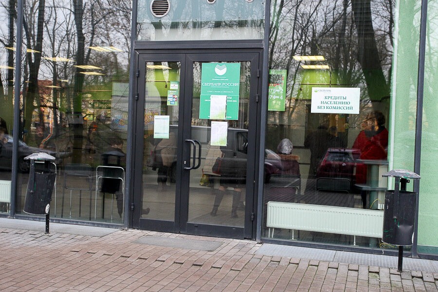 «Сбербанк» обещает через месяц запустить сервис по снятию наличных без карт