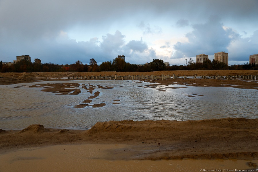 И Остров плывет: что происходит в «сезон дождей» у нового стадиона
