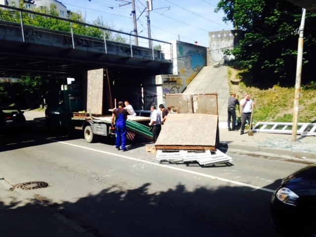 Грузовик, груженый стеклопакетами, не проехал под мостом на Островского (фото)