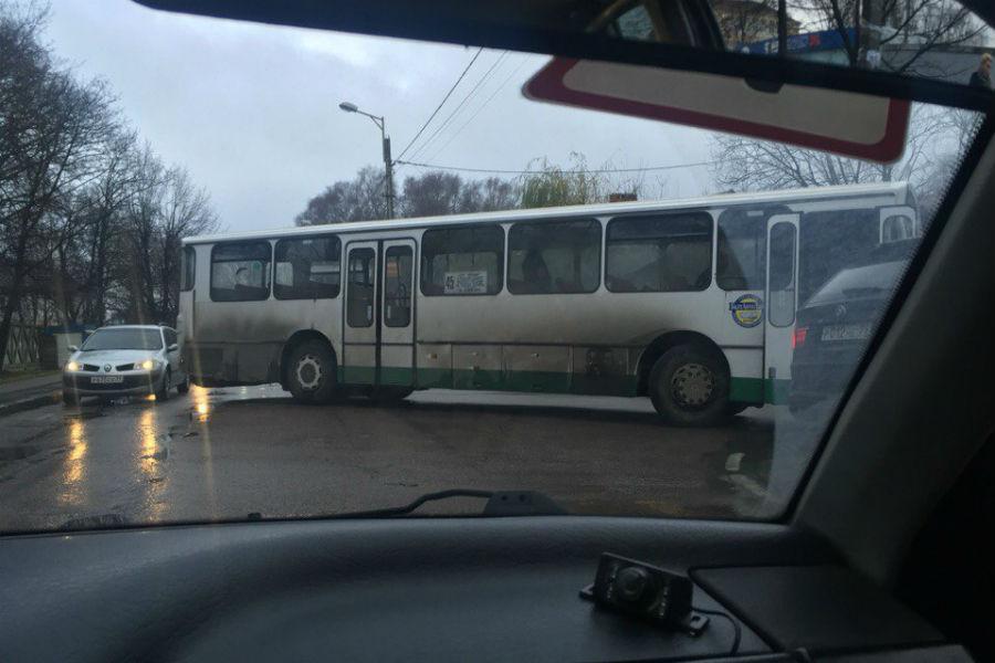 На Аллее Смелых столкнулись автобус и «БМВ», собралась пробка (фото)