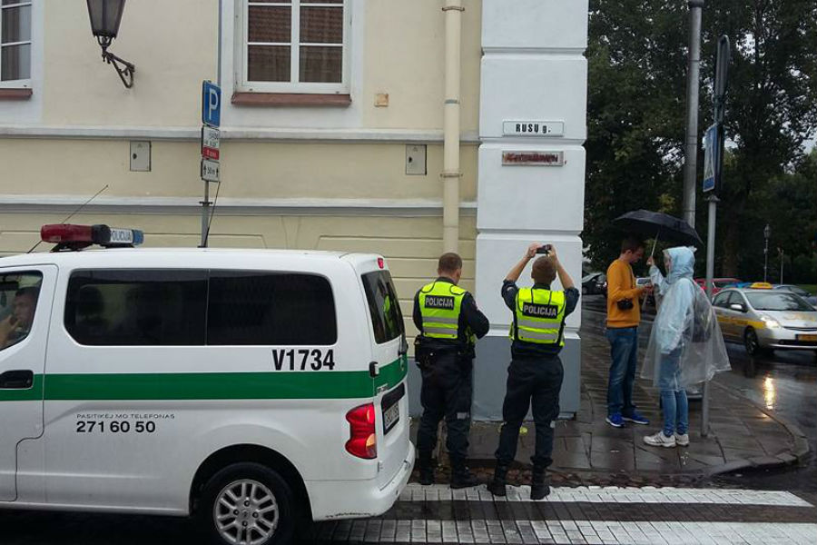 Табличку на русском языке с названием улицы в Вильнюсе испортили вандалы (фото)