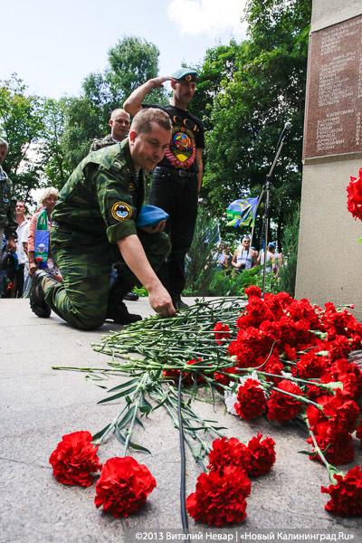 Камуфляж и полоски: «Голубые береты» Калининграда почтили память погибших товарищей