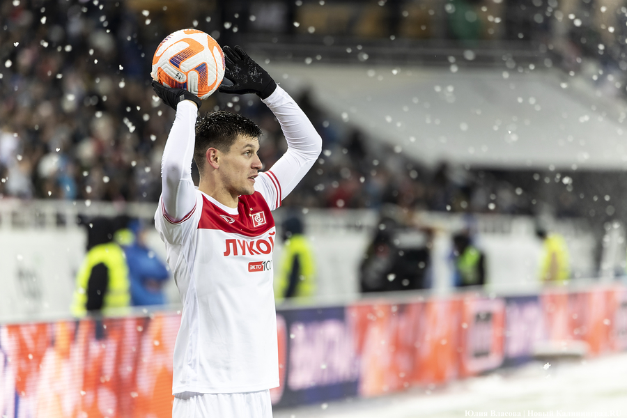 «Не футбол, а регби»: снежный матч «Балтика» — «Спартак» в фотографиях