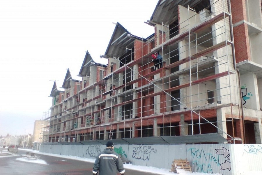 Власти Зеленоградска: владелец недостроя на променаде делает 5 выходов прямо на велодорожку