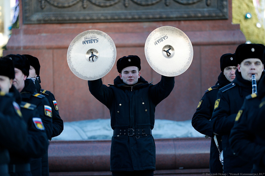 «Морозный гимн»: курсанты и школьники отметили День Конституции флешмобом