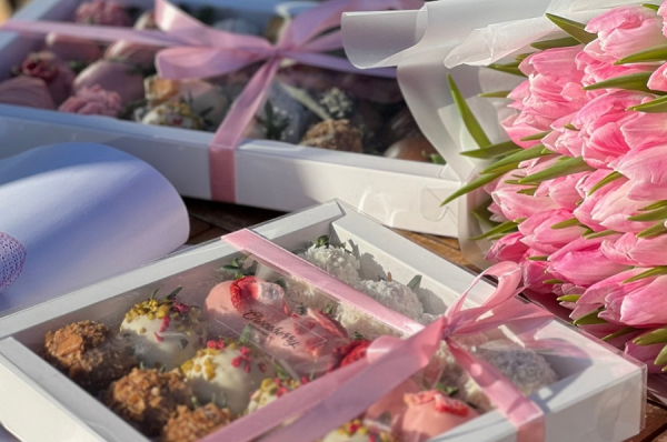 Букет тюльпанов, клубника в шоколаде и яркие эмоции: дарите подарки с Chocoberry