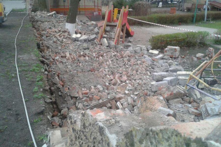 В центре Калининграда на площадку детсада упал кирпичный забор (фото)