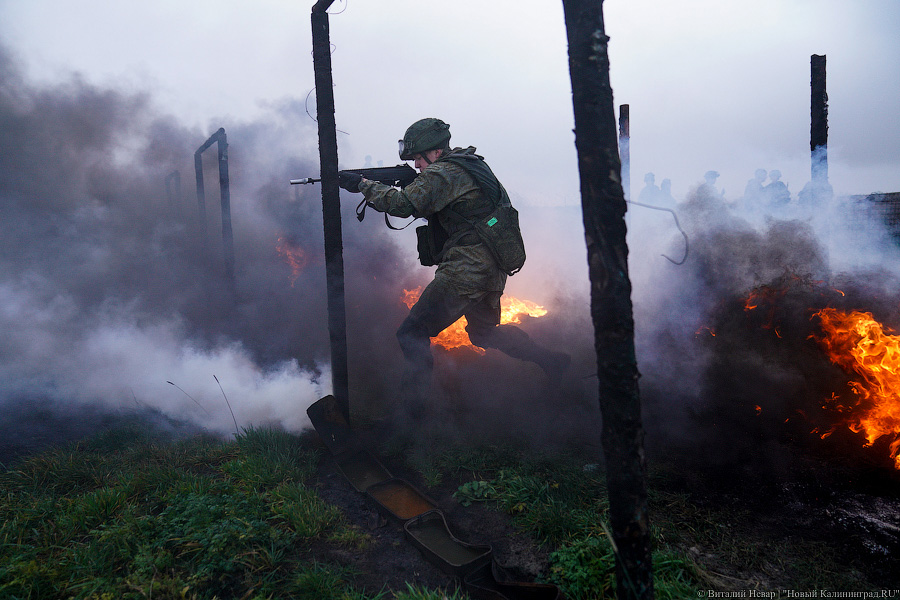 В условиях, приближенных к боевым: тренировка морпехов на психологической полосе препятствий