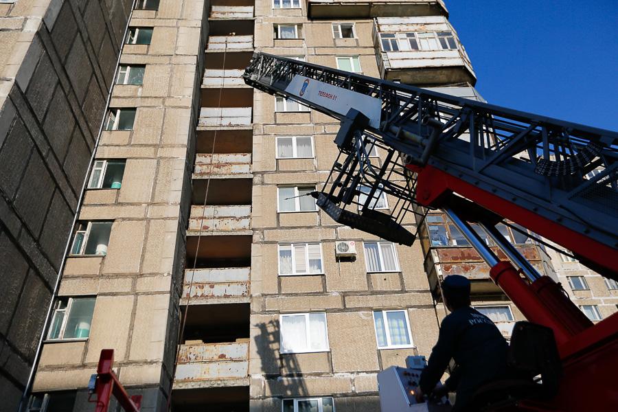 Три пожарные бригады тушили возгорание в 15-этажке на ул. Октябрьской (фото)