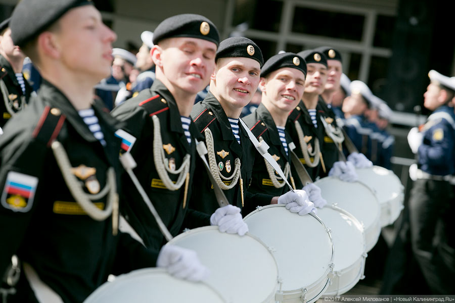 «Гвоздики», «Град» и снег: в Калининграде прошел Парад Победы