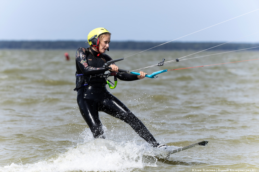 По воде против ветра: на Куршском заливе соревновались под кайтом и с крылом (фото)