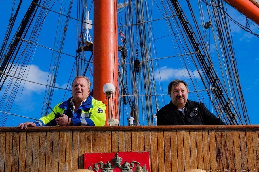 «Мама поседеет, папе пофиг»: «Крузенштерн» и «Седов» готовятся к кругосветке (фото)