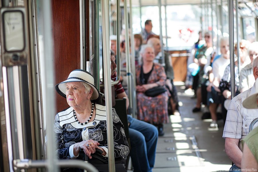 Почти ровесники: в Калининграде прошла трамвайная экскурсия для ветеранов