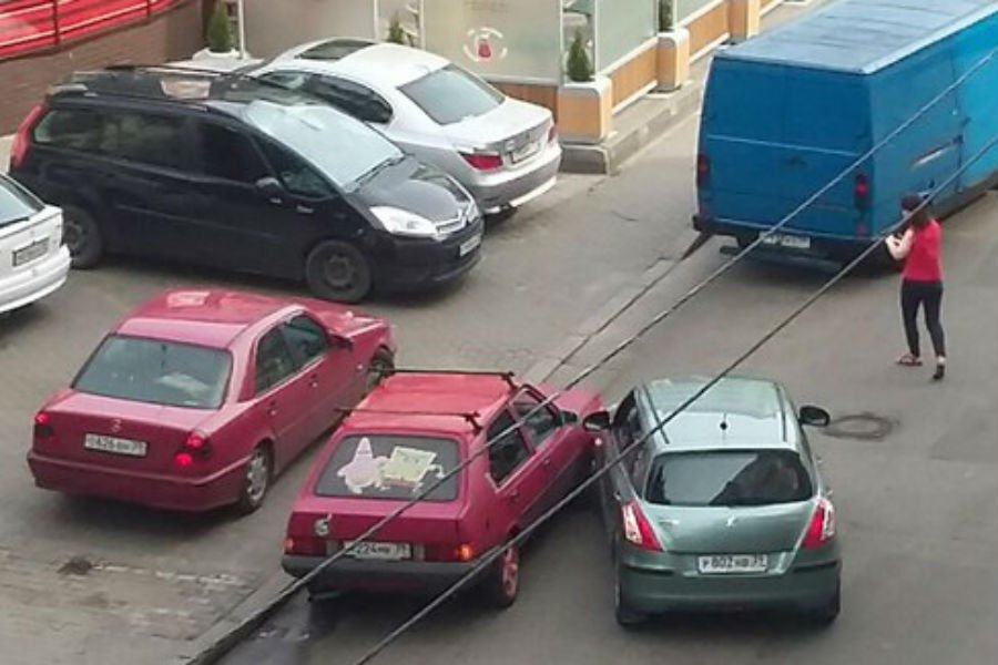 На Галицкого столкнулись две машины, проезд затруднен (фото)