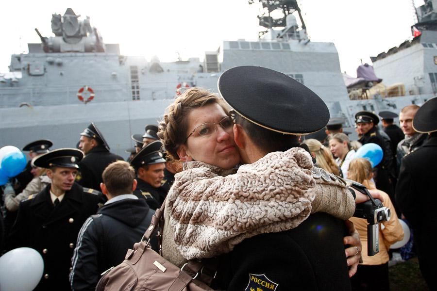 «Неустрашимый» со взбитыми сливками: боевой корабль вернулся из похода к берегам Сомали