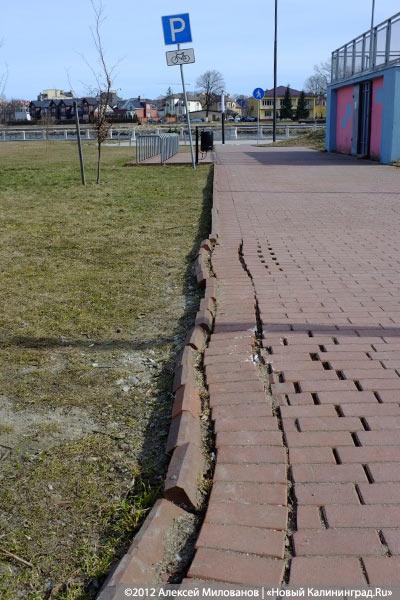 «Могила плитки»: набережная Верхнего озера после зимы