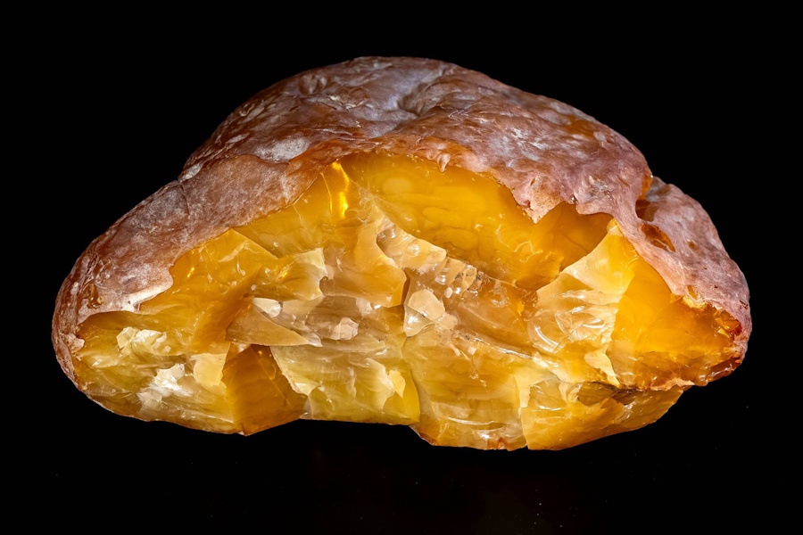 На Янтарном комбинате добыли самый крупный самородок за четыре года (фото)