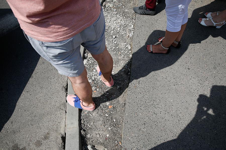 На площади Победы по поручению Ярошука выкапывают бордюры (фото)