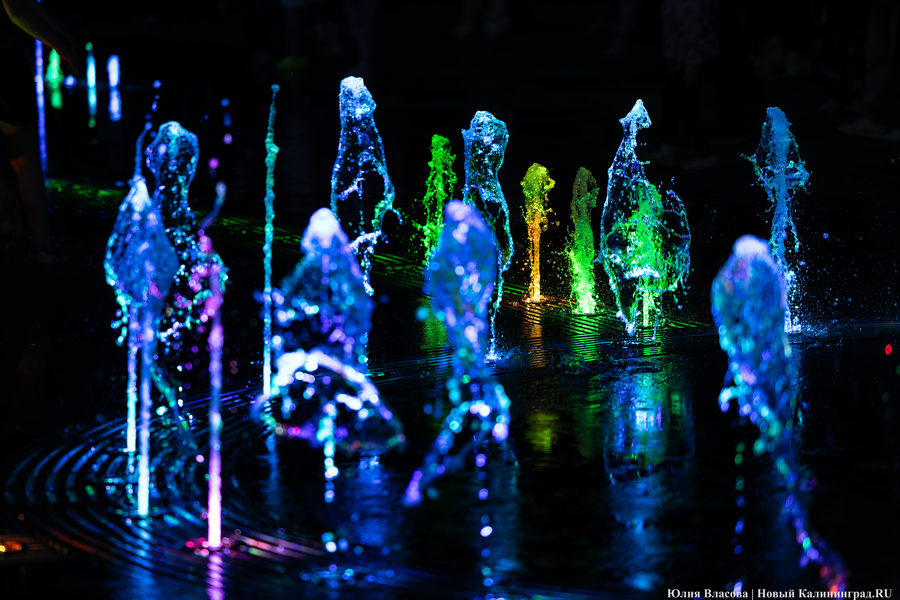 Огни, вода и гимн России: как работает «поющий» фонтан у Кёнигсбергской биржи (фото)
