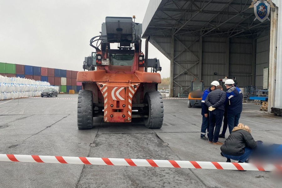 На калининградском предприятии во время разгрузки контейнера погиб рабочий (фото)