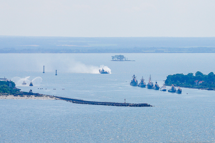 В Балтийске готовятся ко Дню ВМФ. Посмотрите на парад кораблей с высоты (фото)