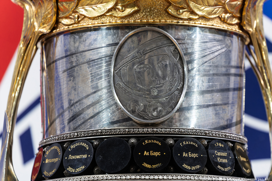 «Локосемья»: в Калининград из Ярославля привезли хоккейный Кубок Гагарина (фото)