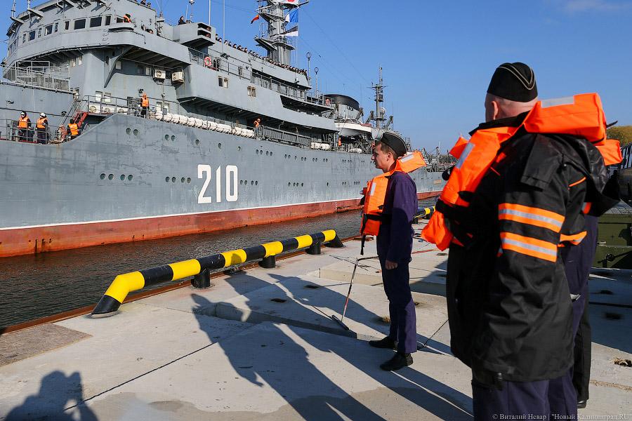 Оркестр и поросенок: в Балтийск из дальнего похода вернулись курсанты БВМИ