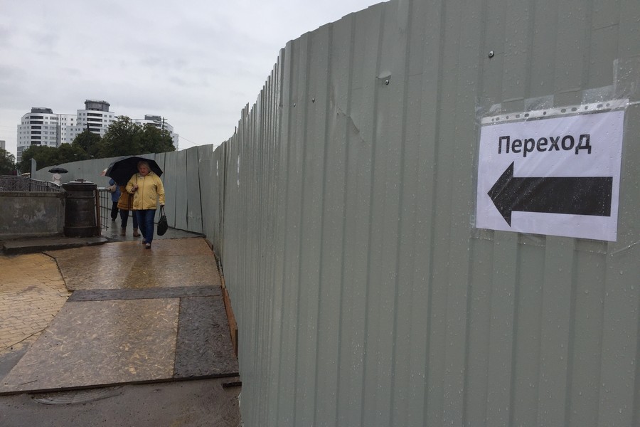 На Деревянном мосту перенесли пешеходный проход на другую сторону (фото)