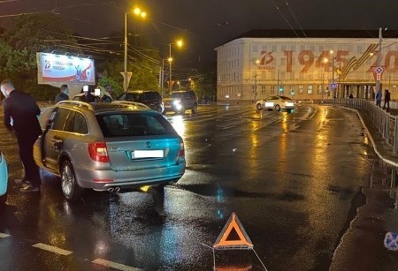На площади Победы столкнулись «Шкода» и «Хёндай», пострадал 24-летний водитель