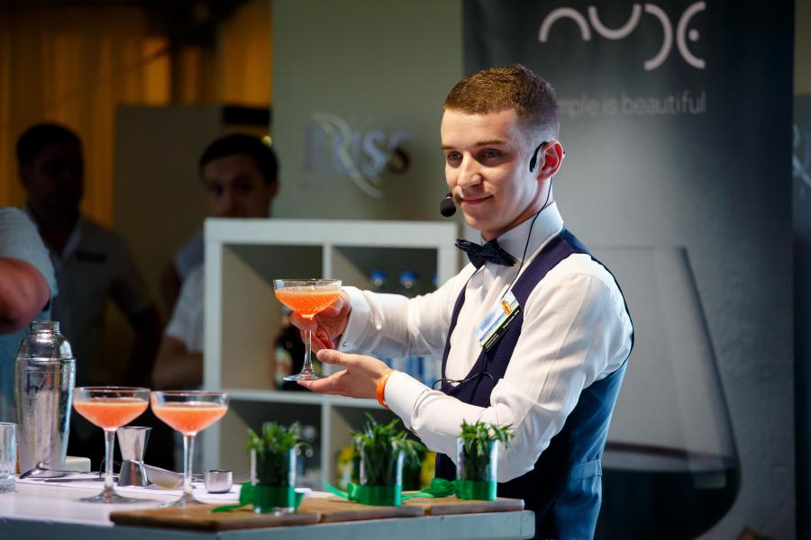 Море, поэзия, коктейли: в Калининграде выбрали обладателя «Янтарного шейкера»