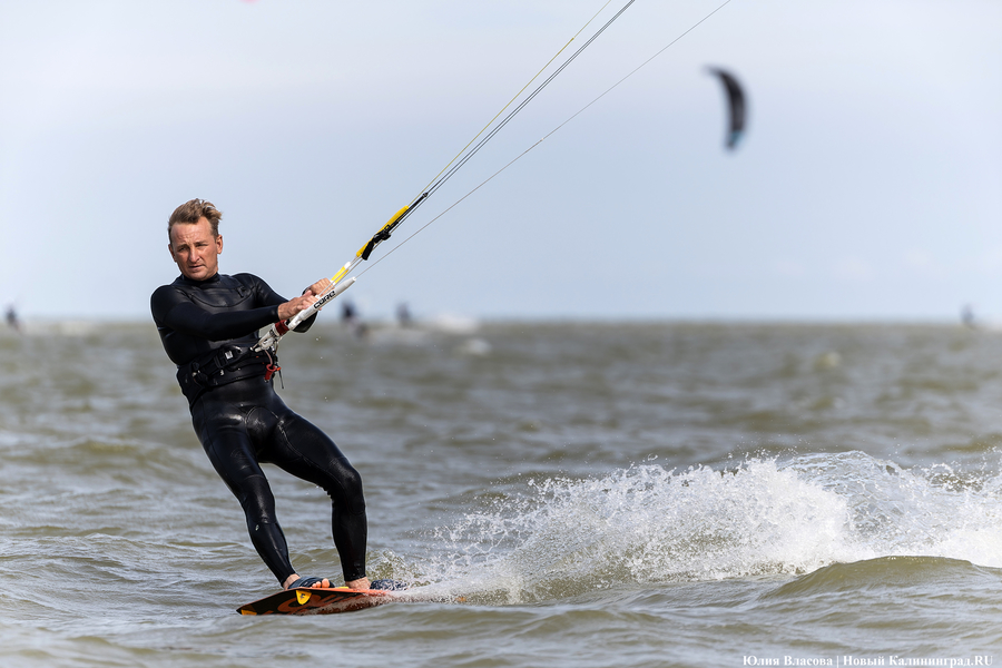 По воде против ветра: на Куршском заливе соревновались под кайтом и с крылом (фото)